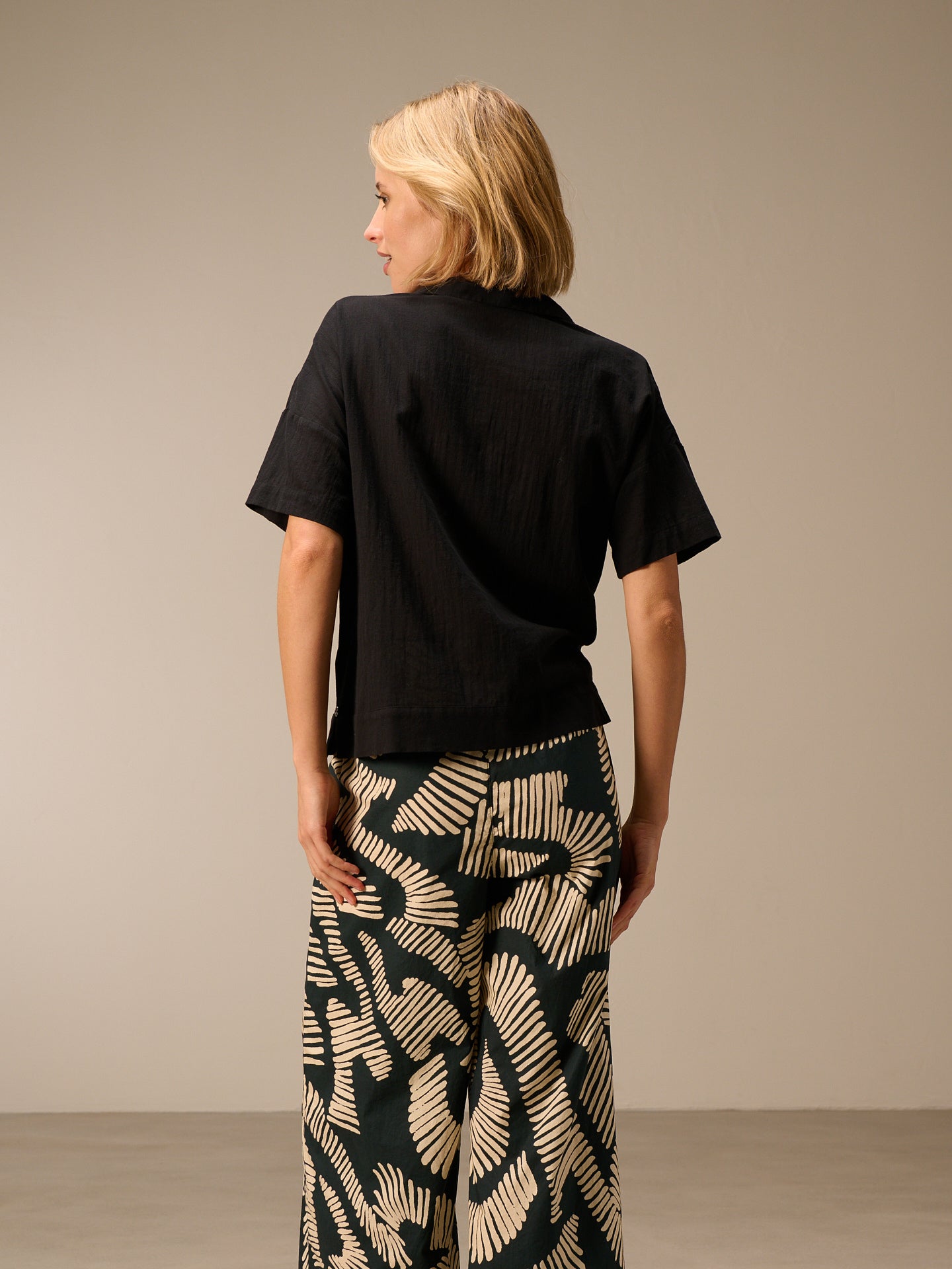 S26245_black_3.jpg
