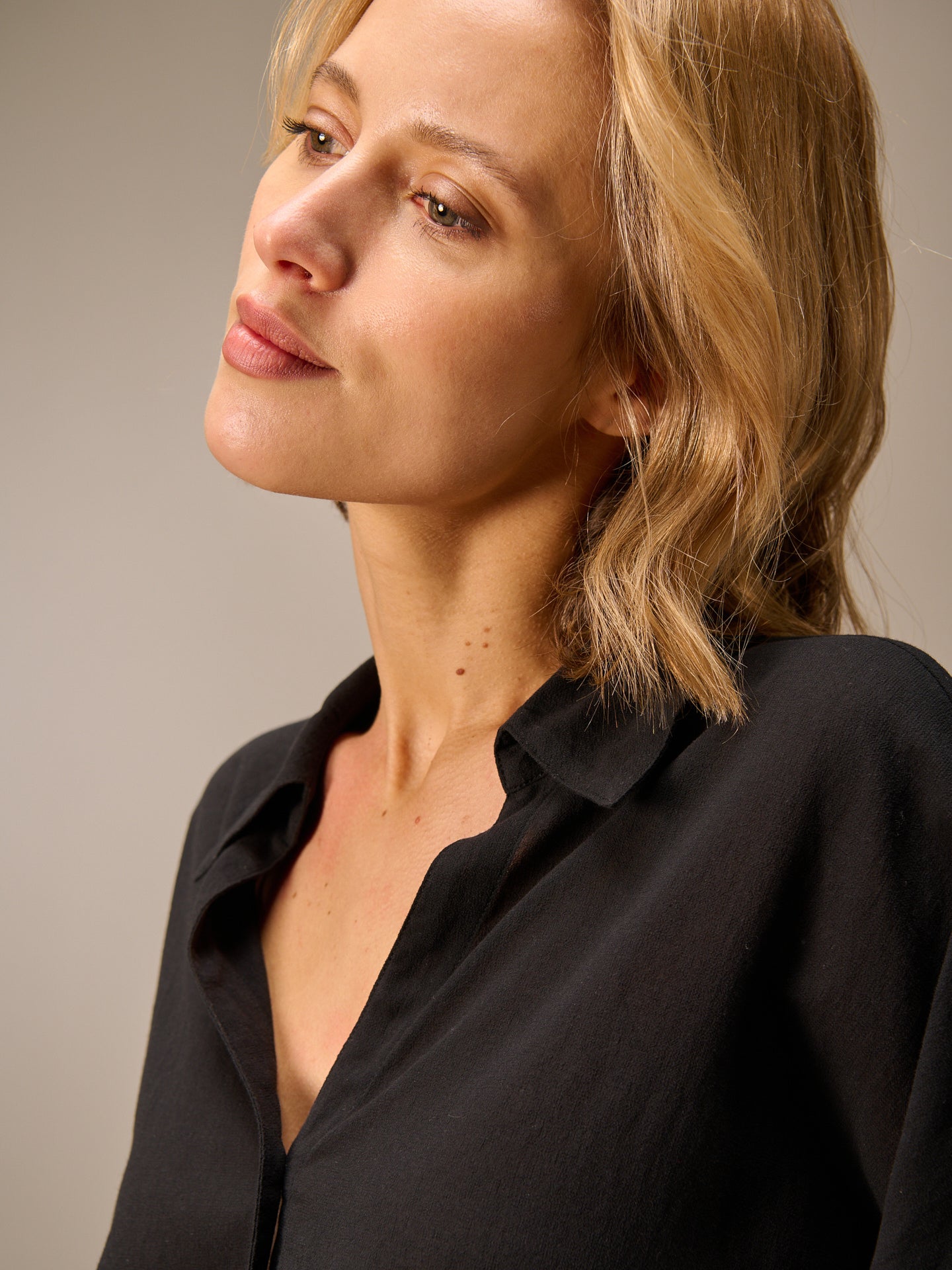 S26246_black_5.jpg